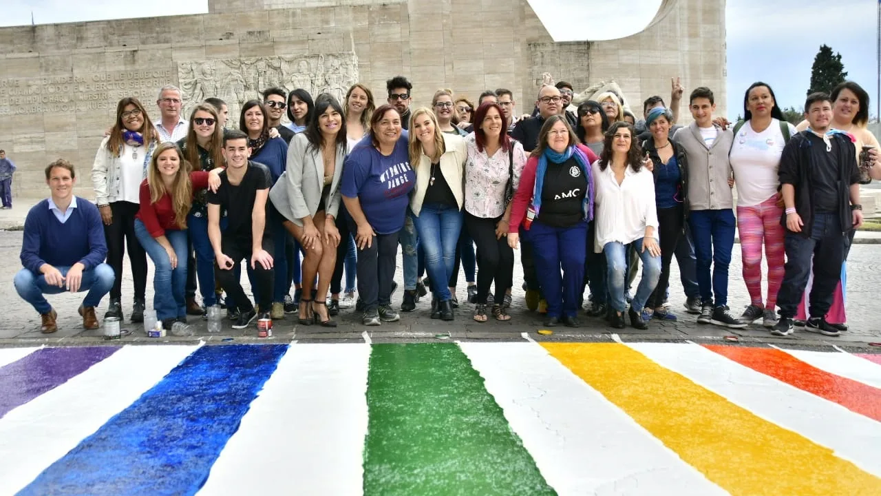 Pintan en Rosario una senda peatonal con los colores de la diversidad sexual