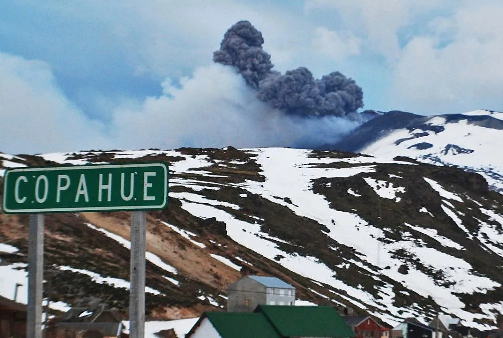 Elevaron a naranja la alerta por la actividad del volcán Copahue en Neuquén