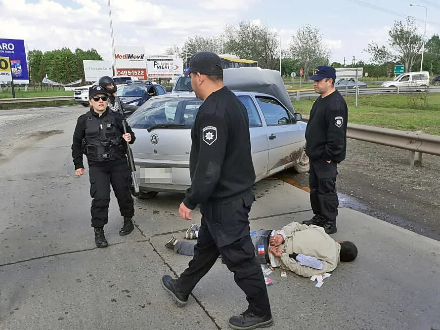 Roban farmacia y se esconden en cementerio donde inhumaban al policía Di Fazio