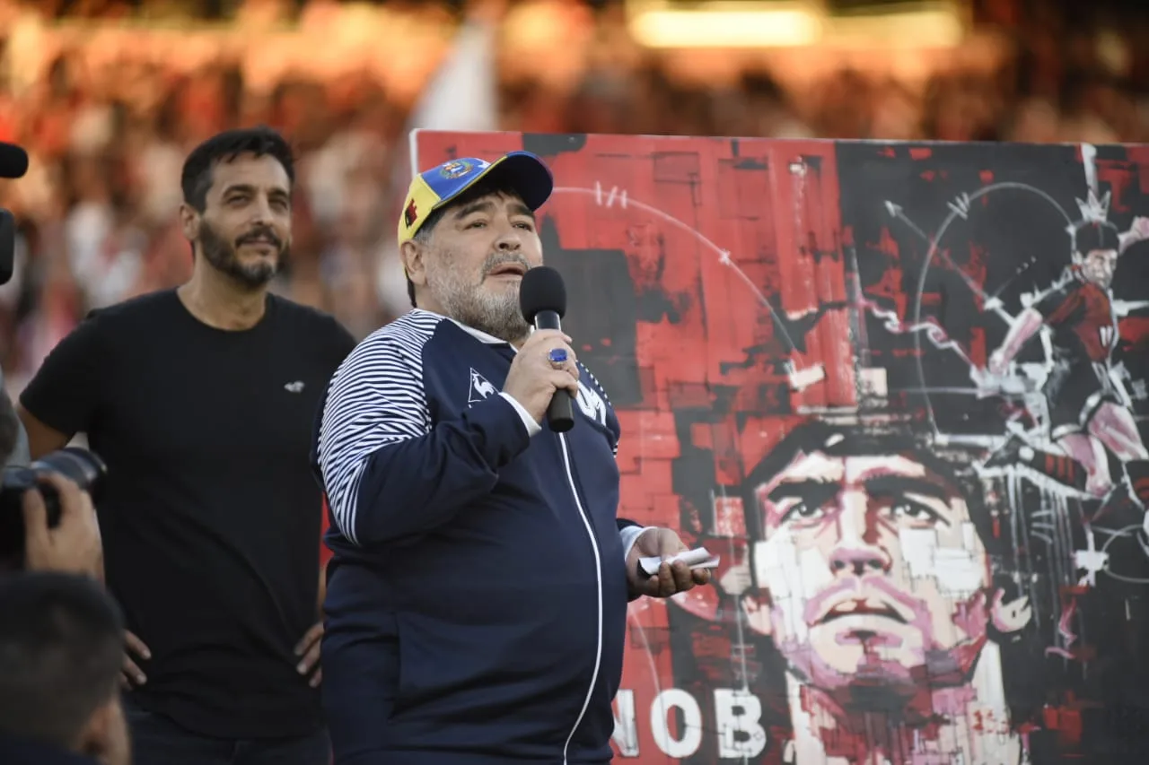 Tarde de emociones con la vuelta de Maradona a Newell's
