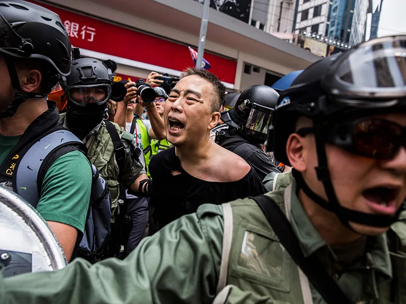 Nuevas protestas en Hong Kong terminaron en una brutal represión
