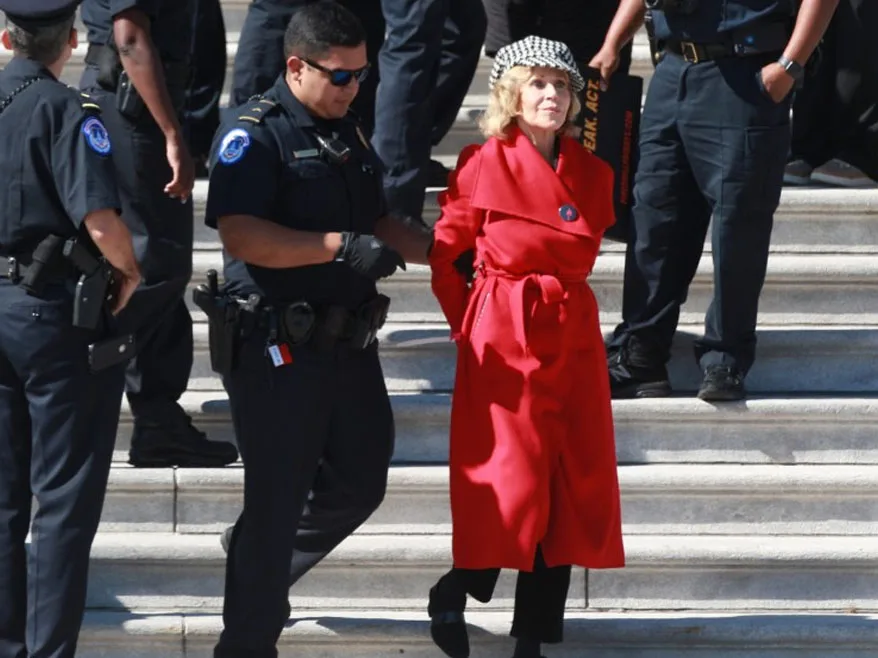 Arrestaron a Jane Fonda por protestar contra el cambio climático en Washington