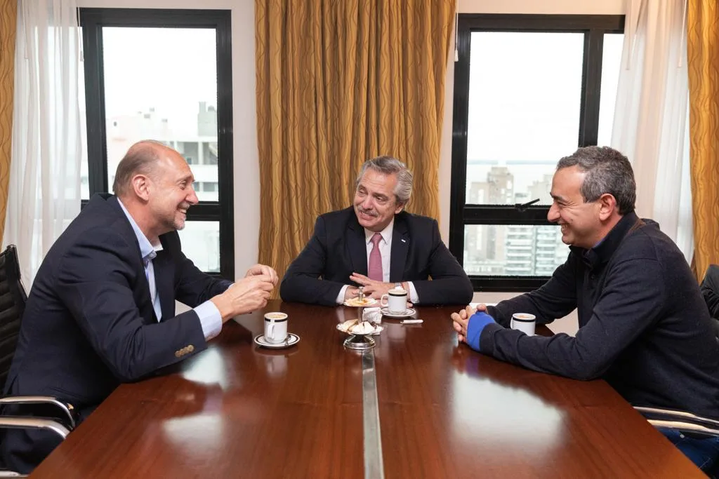 Por invitación de Perotti, Javkin tomó un café con Alberto Fernández