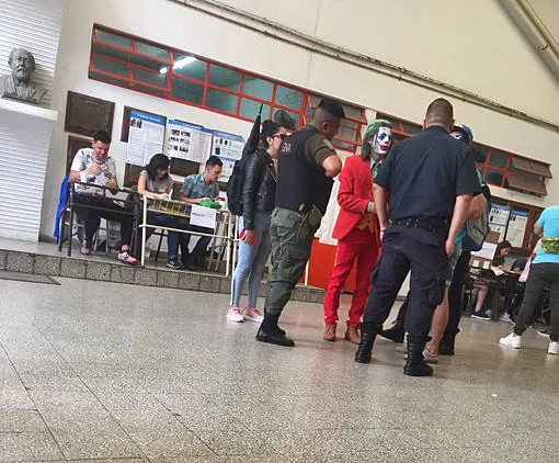 ¿Por quién votó el Joker? Lo hizo en una escuela de Lanús pero no dio pistas