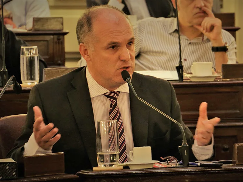 Henn: "Hoy las familias tienen que elegir entre pagar la tarjeta o comer"