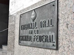 Un médico policial y dos oficiales antinarcóticos van a juicio por torturas