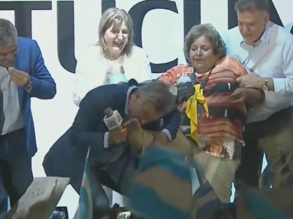 Habló la mujer a quien Mauricio Macri le besó el pie: "Fue el beso de la Patria"