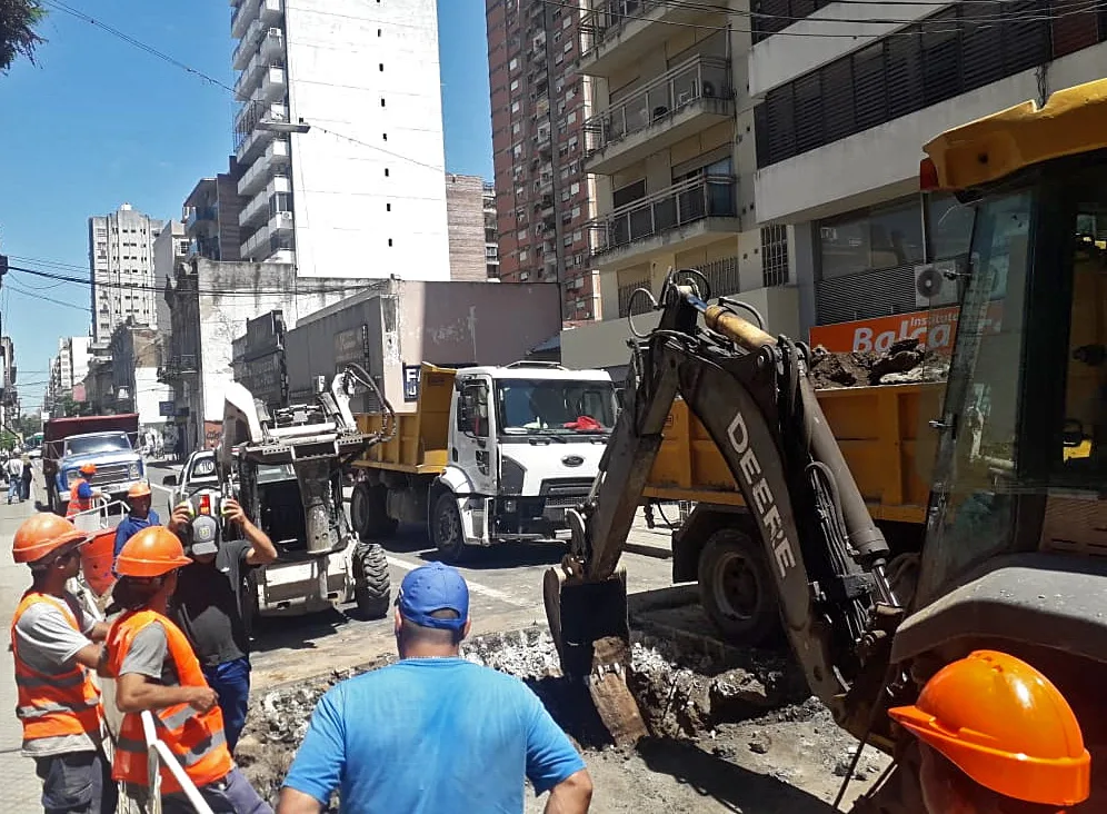 Caos en Maipú entre San Luis y Rioja: pavimento colapsado y un caño de agua roto