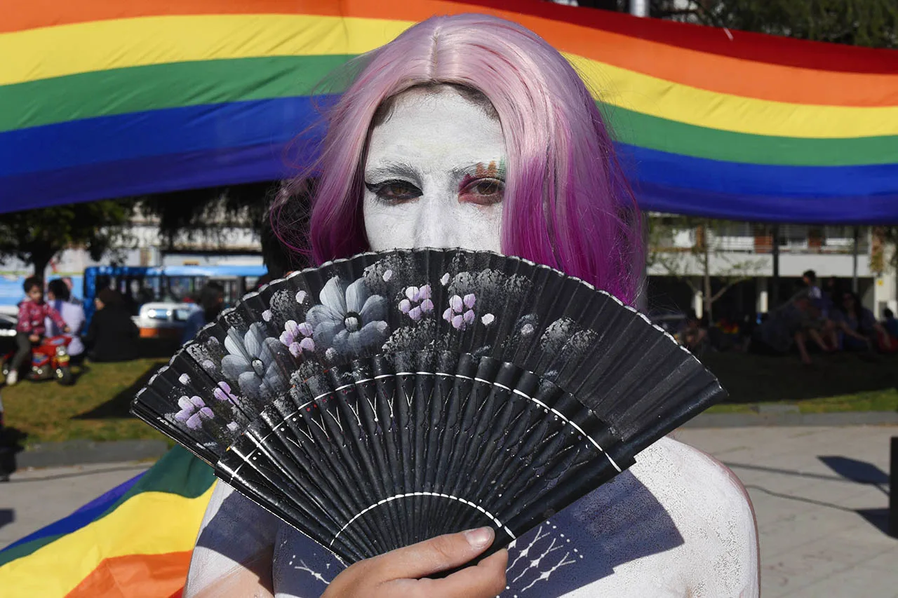 Banderas arcoiris enmarcaron la masiva marcha del Orgullo en Rosario