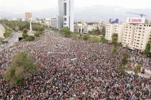 La marcha más grande de la historia de Chile le reclama reformas a Piñera