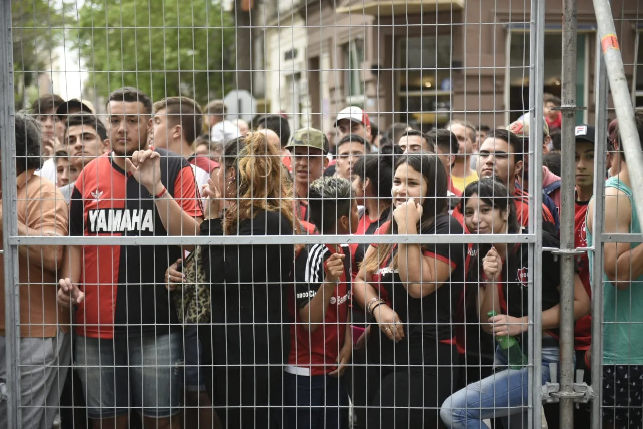 Newell’s, revolucionado por la presencia de Maradona, recibe a Gimnasia