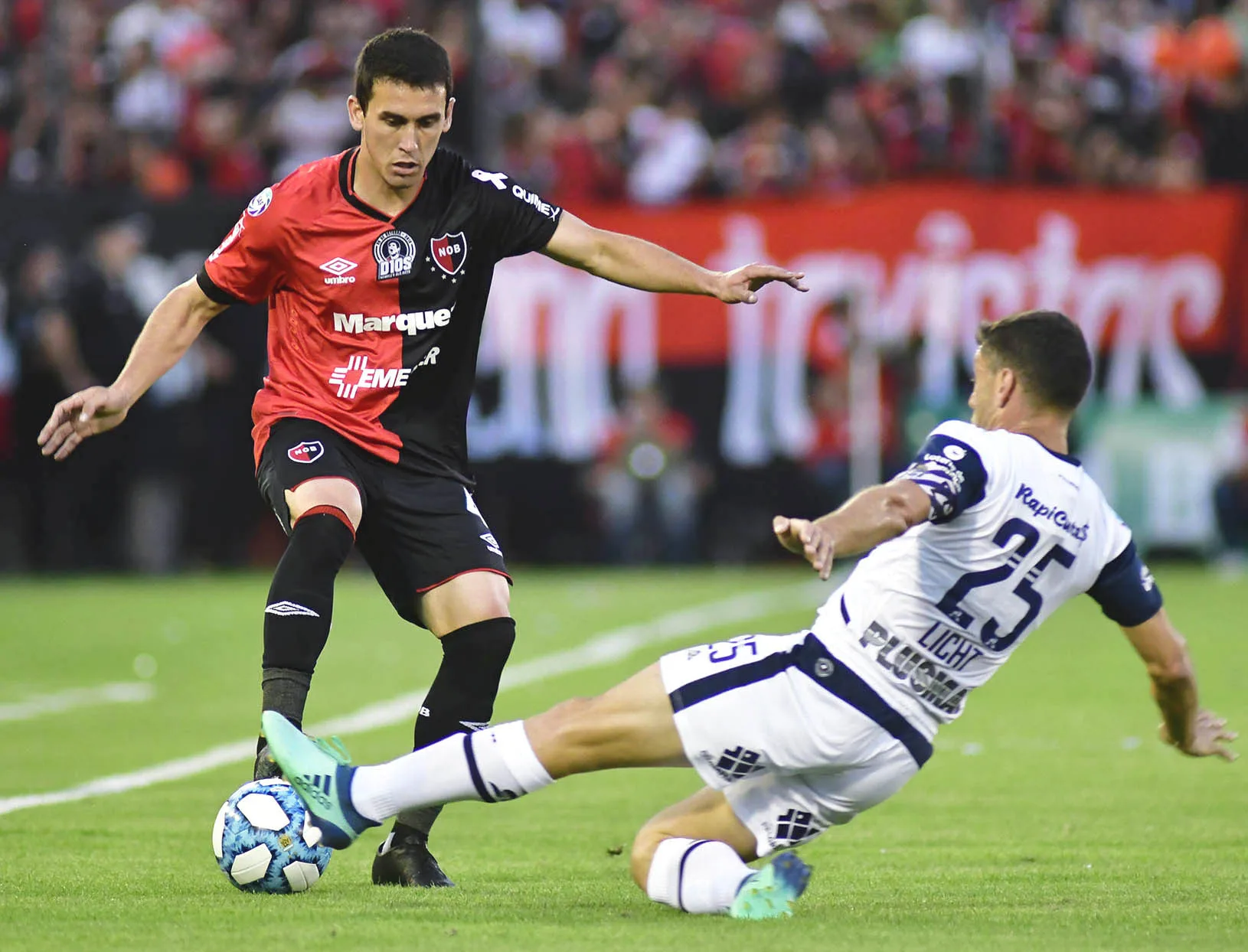 Newell's se quedó mirando la fiesta de Maradona desde adentro