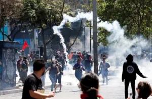 Chile: otra jornada con nuevos enfrentamientos en un clima de máxima tensión
