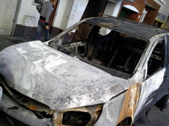 Quemacoches incendió dos autos y fue detenido por la Policía