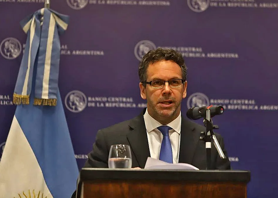 Sandleris y la pérdida de reservas por tercios: intervenciones, pagos y retiros