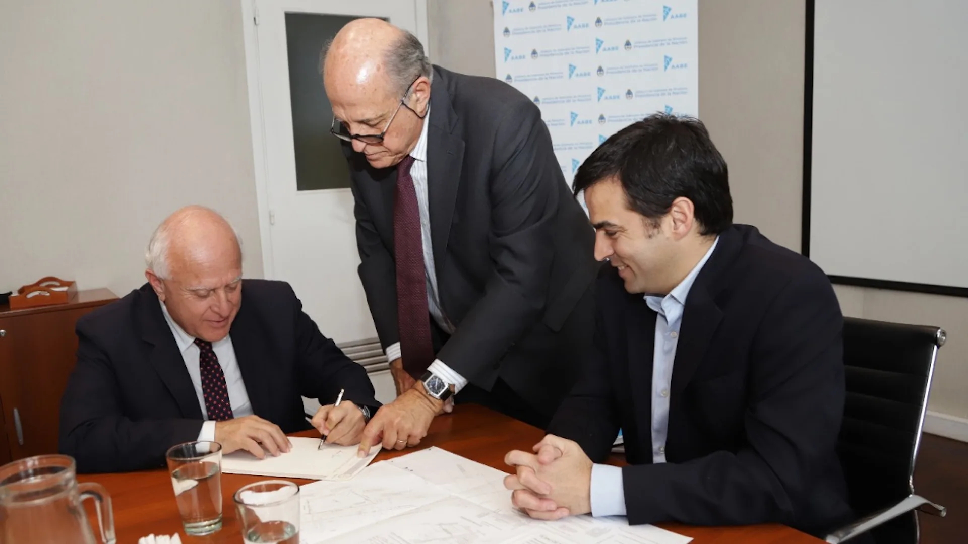 Lifschitz rubricó el traspaso de terrenos al Aeropuerto de Sauce Viejo