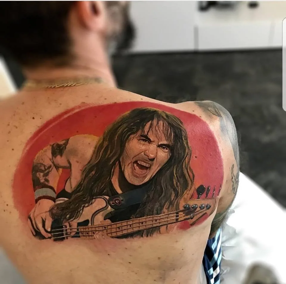 Tatuador sanlorencino pelea por su vida tras partido de fútbol con Iron Maiden