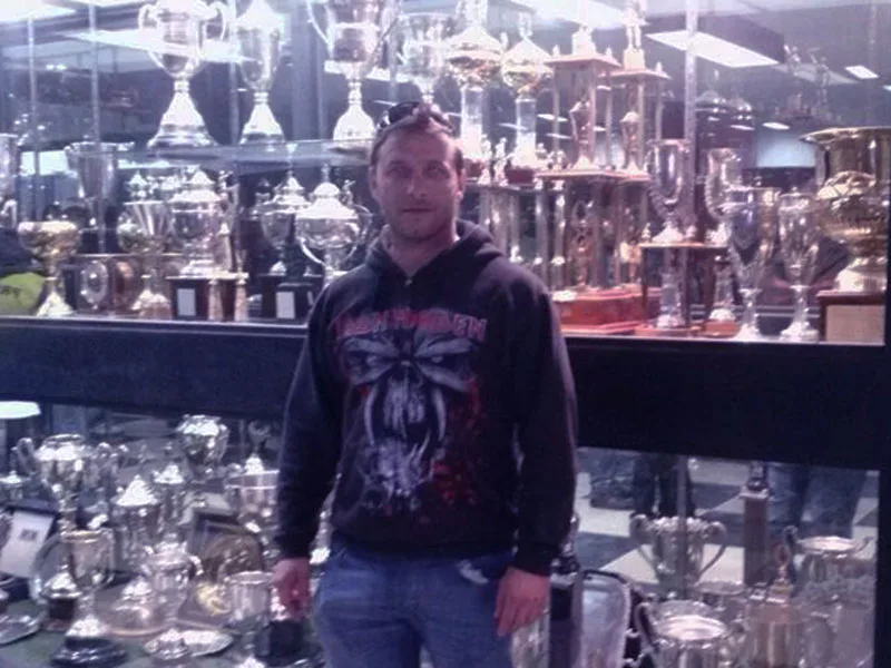 Operaron al tatuador que sufrió un infarto jugando al fútbol con Iron Maiden