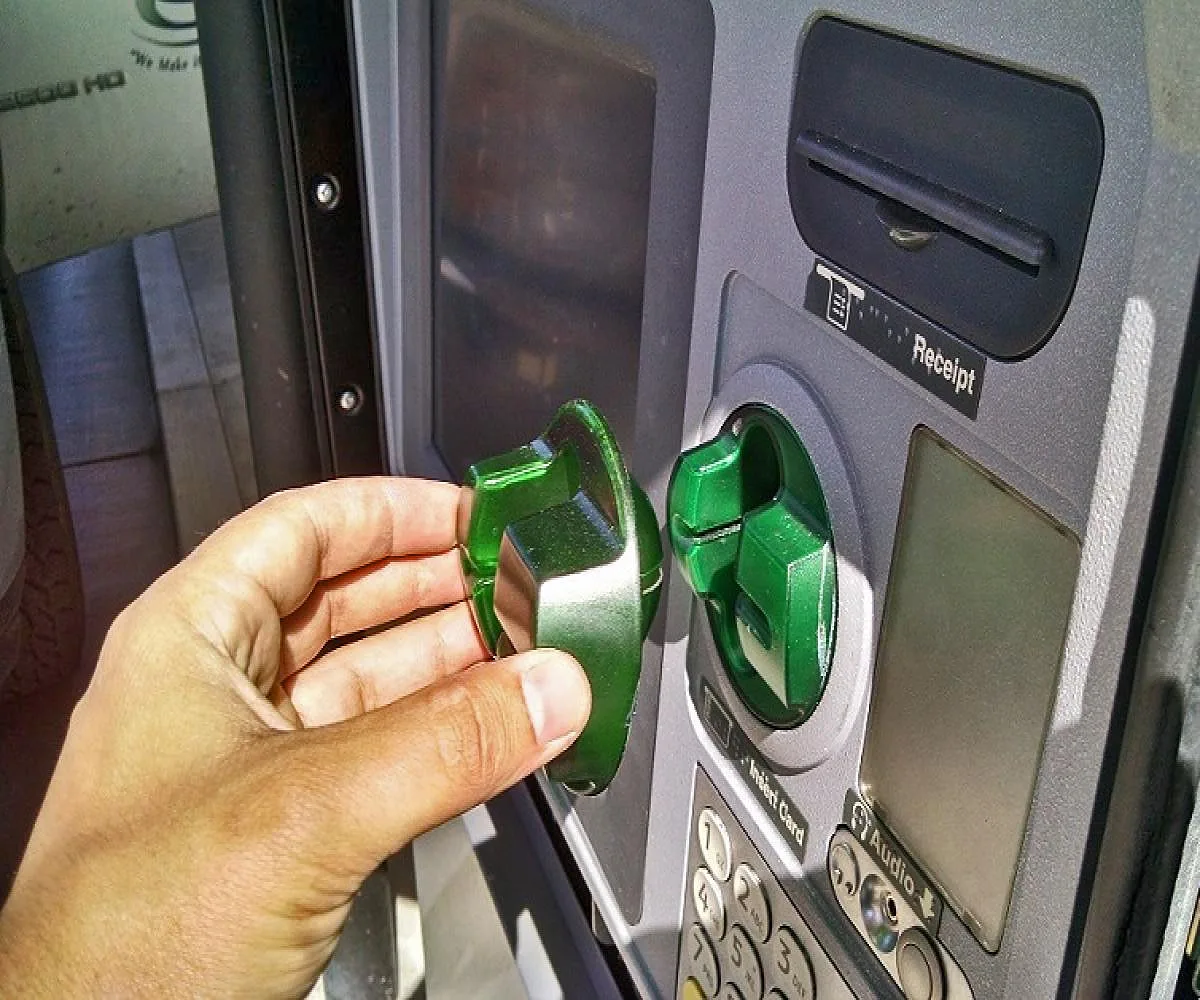Detuvieron a dos hombres y dos mujeres por skimming en cajeros automáticos