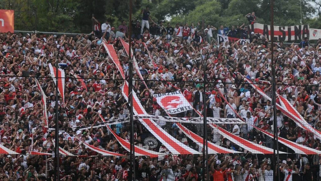 Hinchas rosarinos de River protestan por el precio de las entradas con Newell's