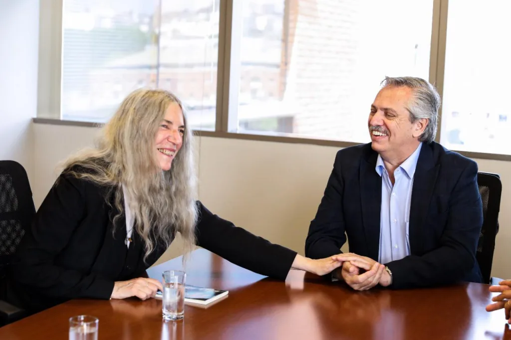 Entre poesías y elogios, Alberto Fernández recibió a la cantante Patti Smith