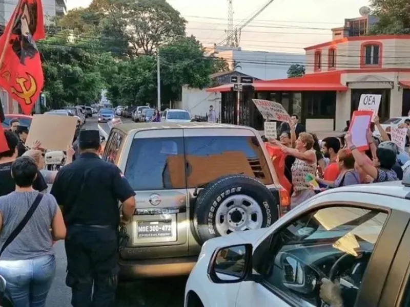 Escracharon al secretario general de la OEA en Paraguay al grito de "golpista"