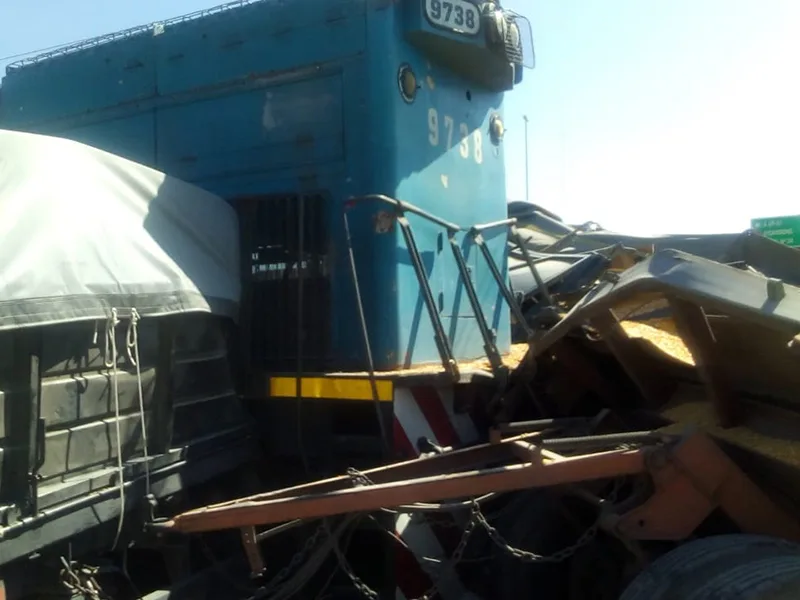 Un tren chocó a un camión de carga: sólo hubo daños materiales