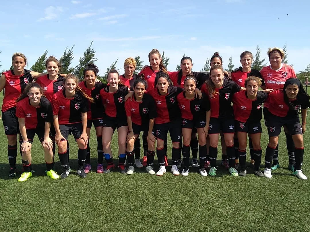 Newell's ganó y sigue liderando el torneo local