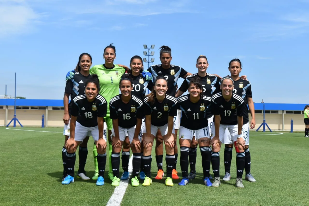 La selección argentina cerró un año mundialista con medalla y sin estadios