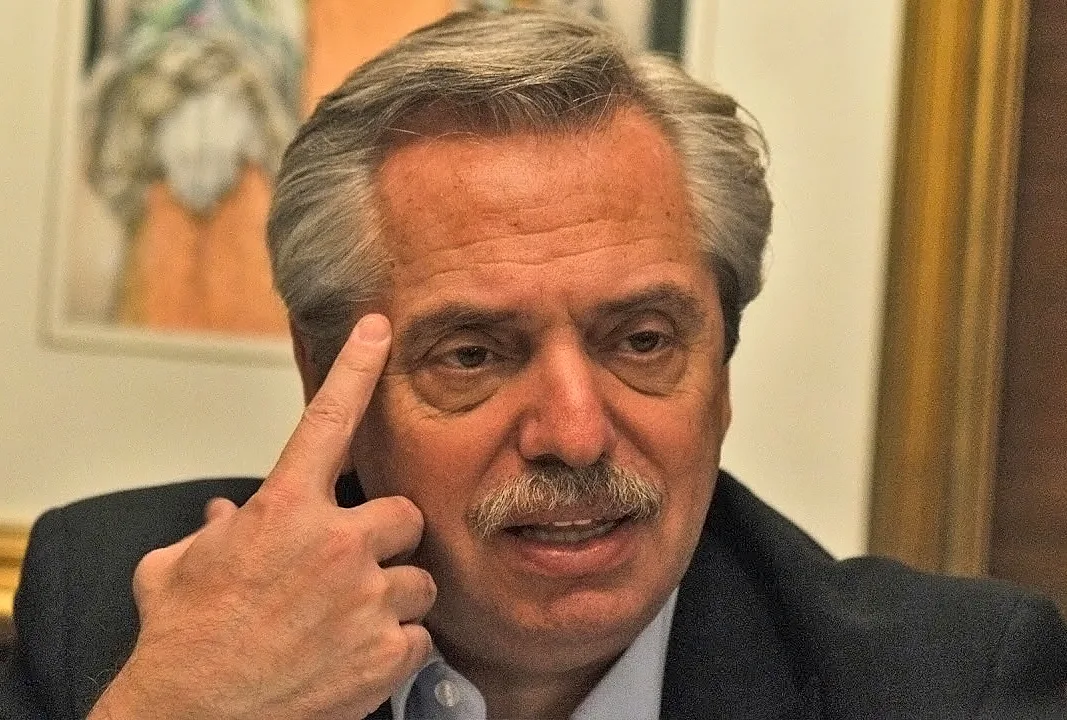 Fernández acusó a Marcos Peña de difundir "noticias falsas" sobre su salud