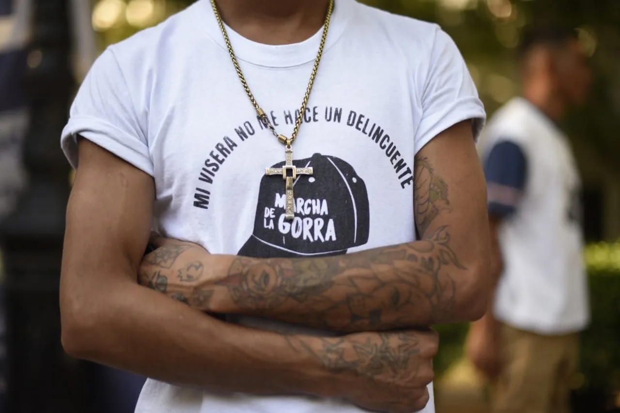 Contra la exclusión: hubo masiva Marcha de la Gorra por el centro de Rosario
