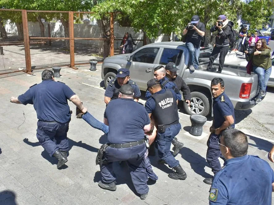 Los docentes paran este viernes en todo el país por la represión en Chubut