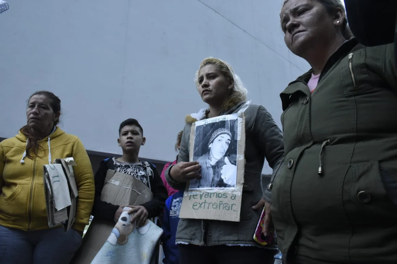 Lo mató una bala policial y su familia reclama respuestas