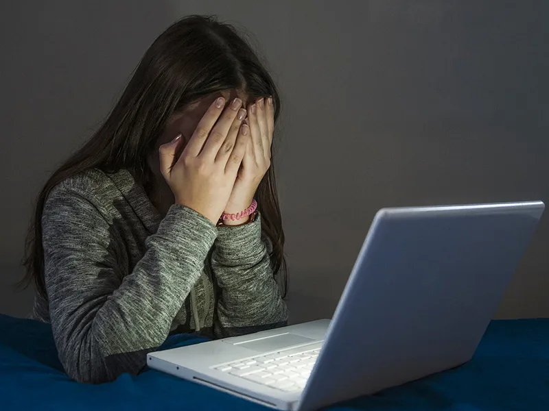Las mujeres empiezan a ser víctimas de violencia sexual virtual a los 9 años