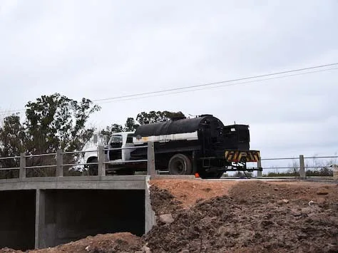 Asaltan a un hombre y lo arrojan desde un puente a un arroyo en La Plata