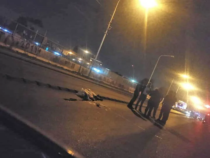 Mujer murió arrollada por camión: investigan si se cayó o la tiraron de un auto