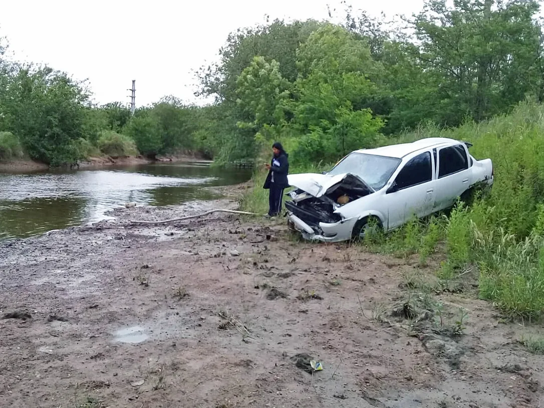 Chico de 19 años cayó al arroyo Saladillo con su auto y zafó por el menor cauce