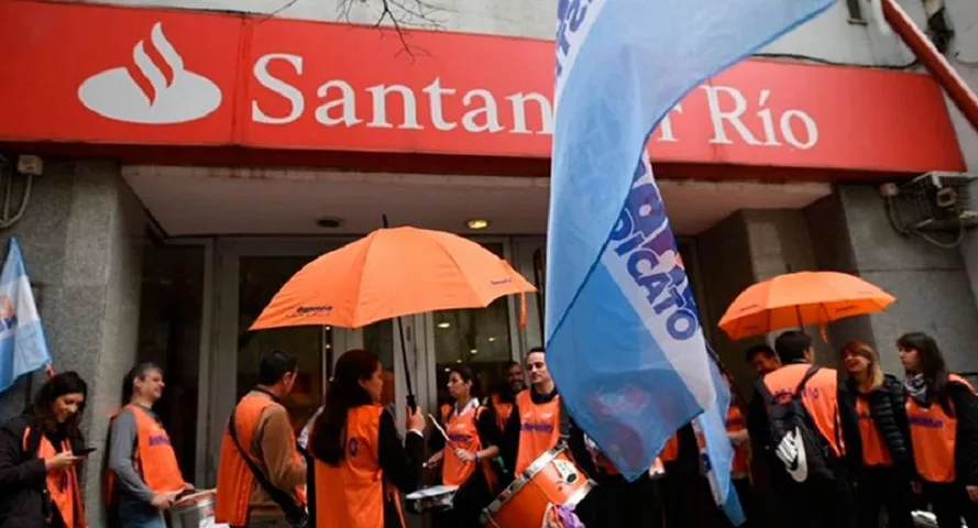 La Bancaria Rosario revirtió despido en el Santander Río de San Lorenzo