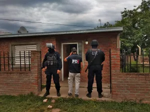 Detuvieron en Santa Fe a dos policías que completaban salario con entraderas