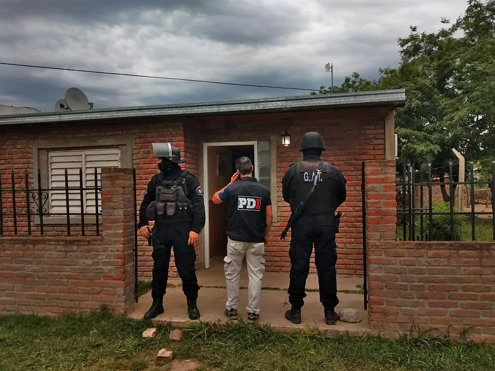 Detuvieron en Santa Fe a dos policías que completaban salario con entraderas