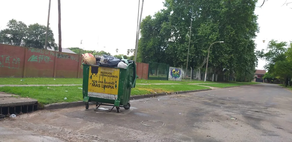 Municipales de Funes levantaron el paro y salieron a recoger los residuos