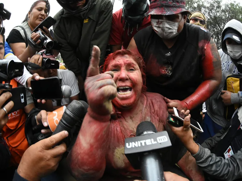 Tensión en Bolivia: queman una municipalidad y retienen a la intendenta
