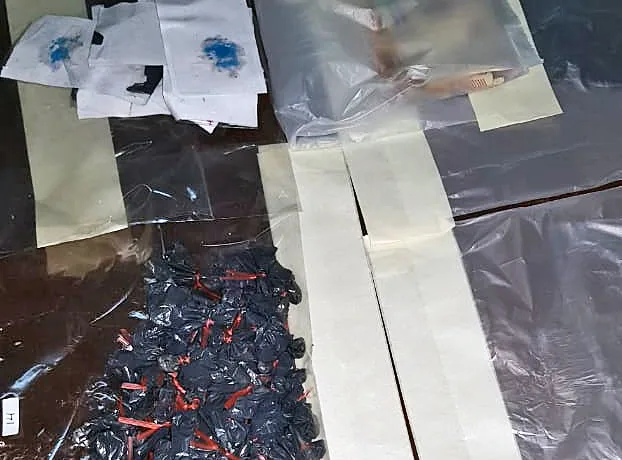 Esas raras bolsitas negras: detienen a cuatro jóvenes con 117 bochas de cocaína
