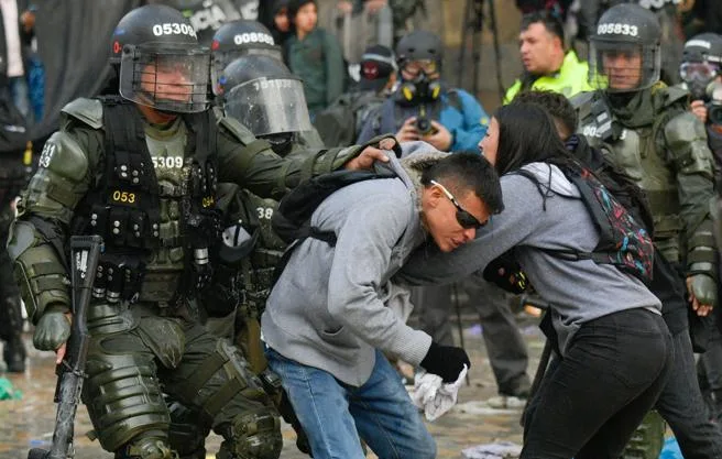 Tres muertos y decenas de heridos por la brutal represión en Colombia