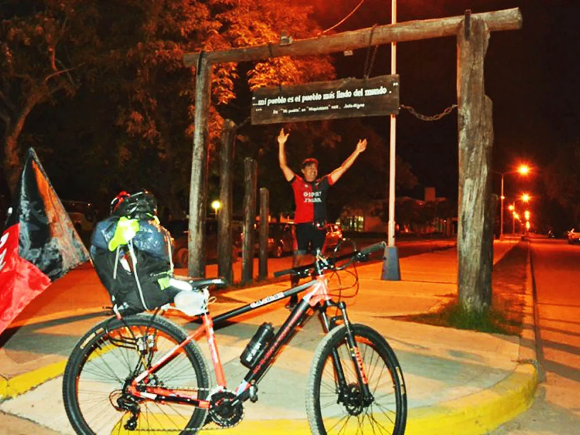Hincha de Colón viaja en bici desde San Javier a Paraguay para ver al Sabalero