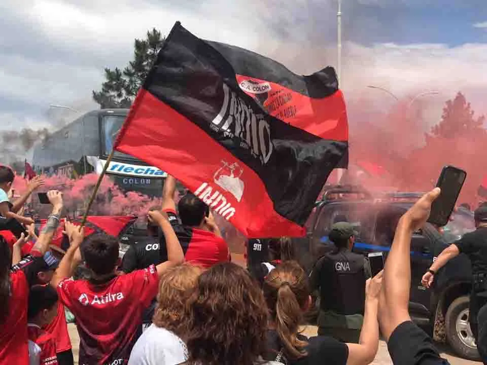 Una multitud despidió al plantel de Colón que va en busca de la Sudamericana