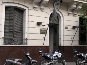 Prefecto preso por agredir a policías tras una detención por violencia de género