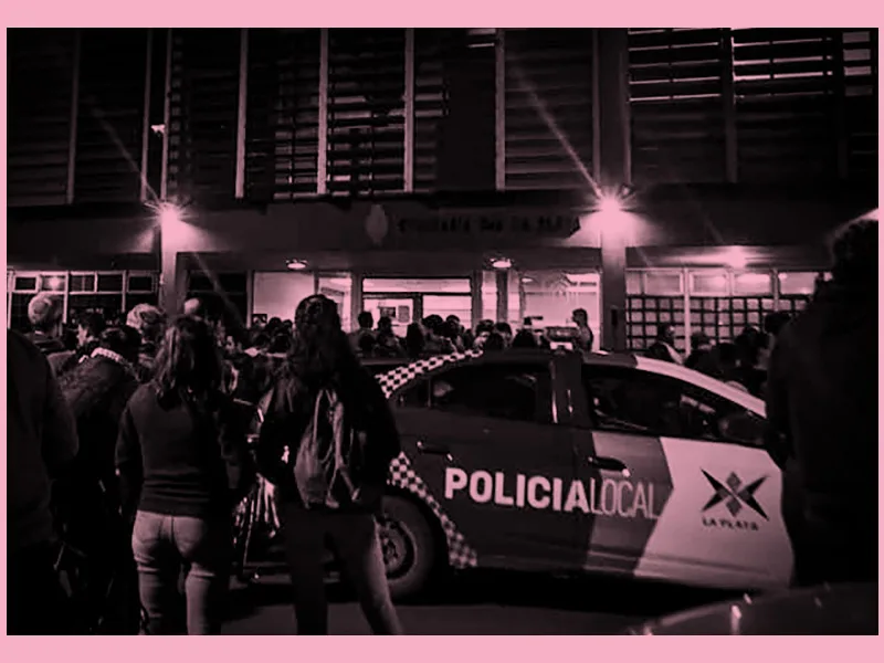 Trabajadora social detenida por defender a un niño de la policía