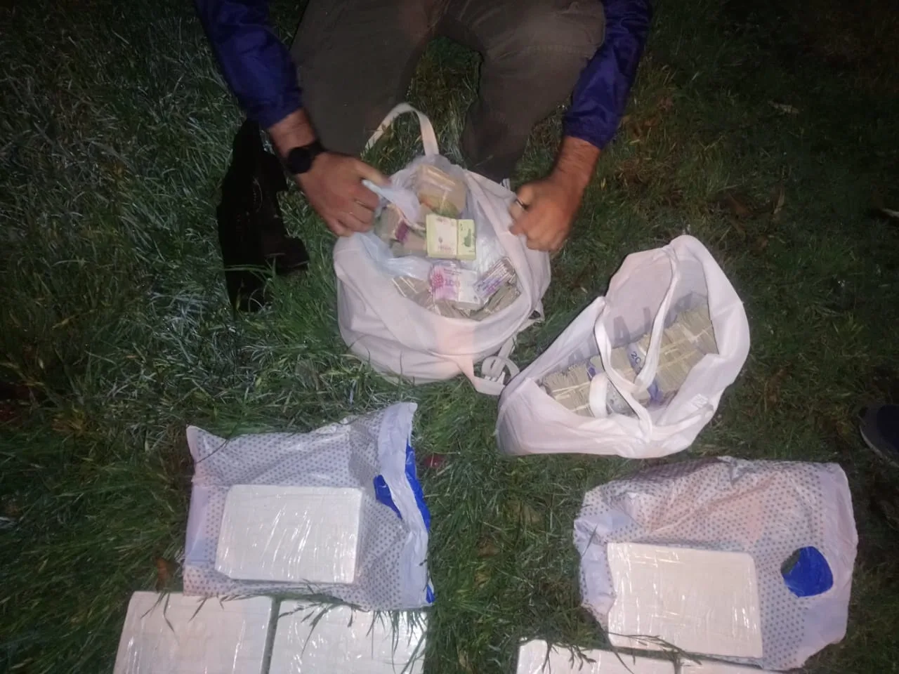 Secuestran 16 kilos de cocaína y 12 millones de pesos tras transacción narco