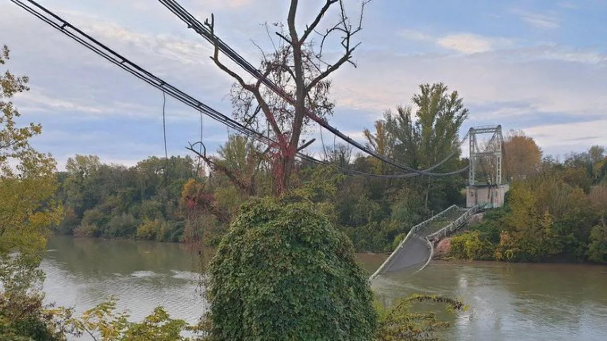 Trágico desplome de un puente colgante sobre un río en Francia: dos muertos